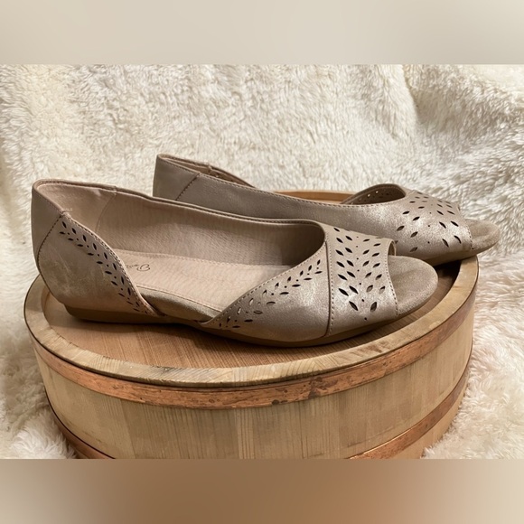 BareTraps Shoes - EUC Bear Traps Macayla Flats Peep Toe Slip-on Sz 8